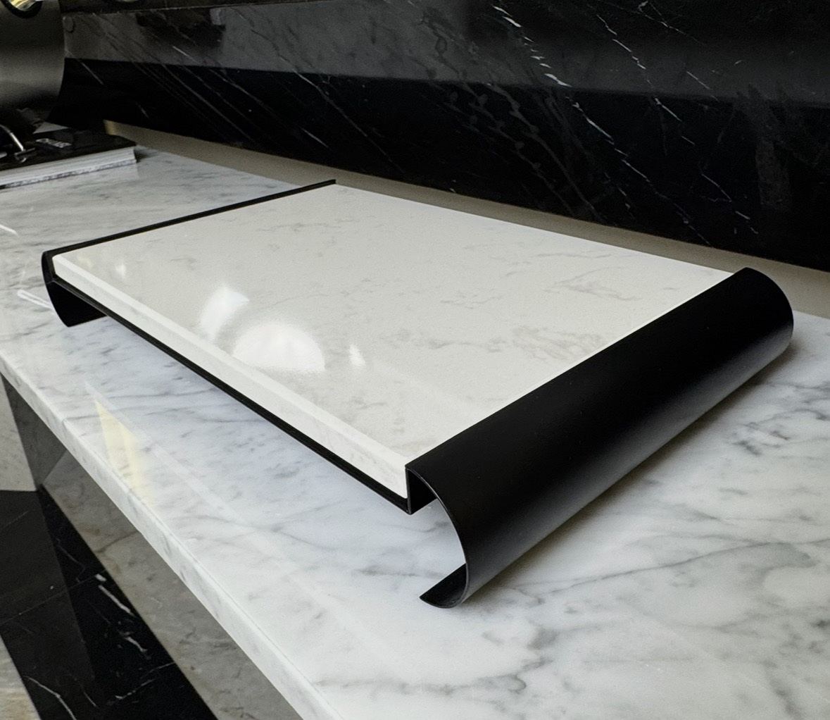 Elegant Marble Display Stand - الصورة 5
